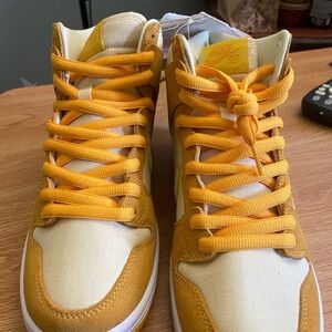 Nike Men's Heights up SB pineapple, Nike sample stamp and tagged